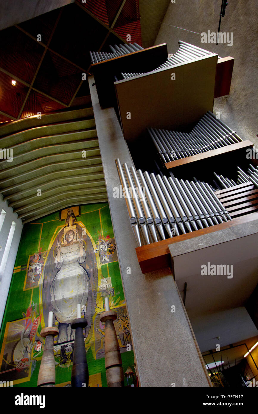 Vue de la nef de la cathédrale de Coventry et la tapisserie de Graham Sutherland le Christ en gloire. Banque D'Images