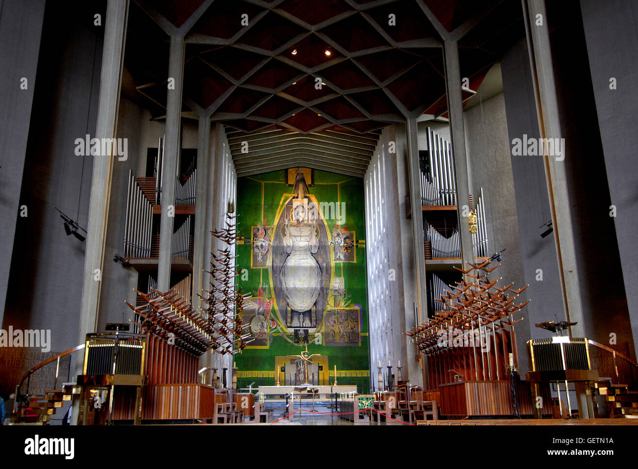 Vue de la nef de la cathédrale de Coventry et la tapisserie de Graham Sutherland le Christ en gloire. Banque D'Images
