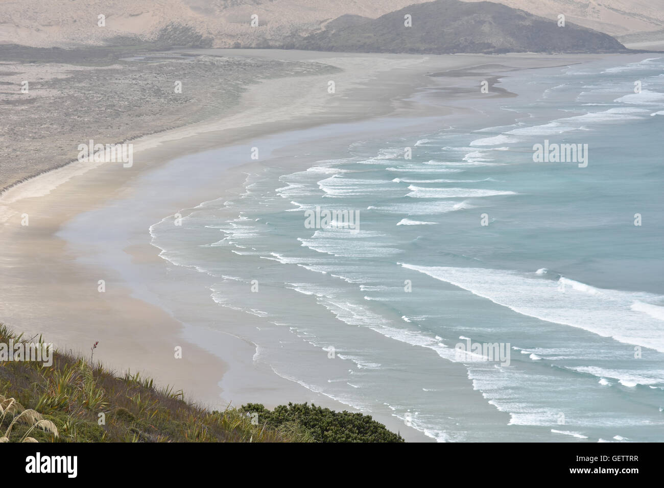 Plages de sable plat avec des vagues au cap Reinga NZ Banque D'Images