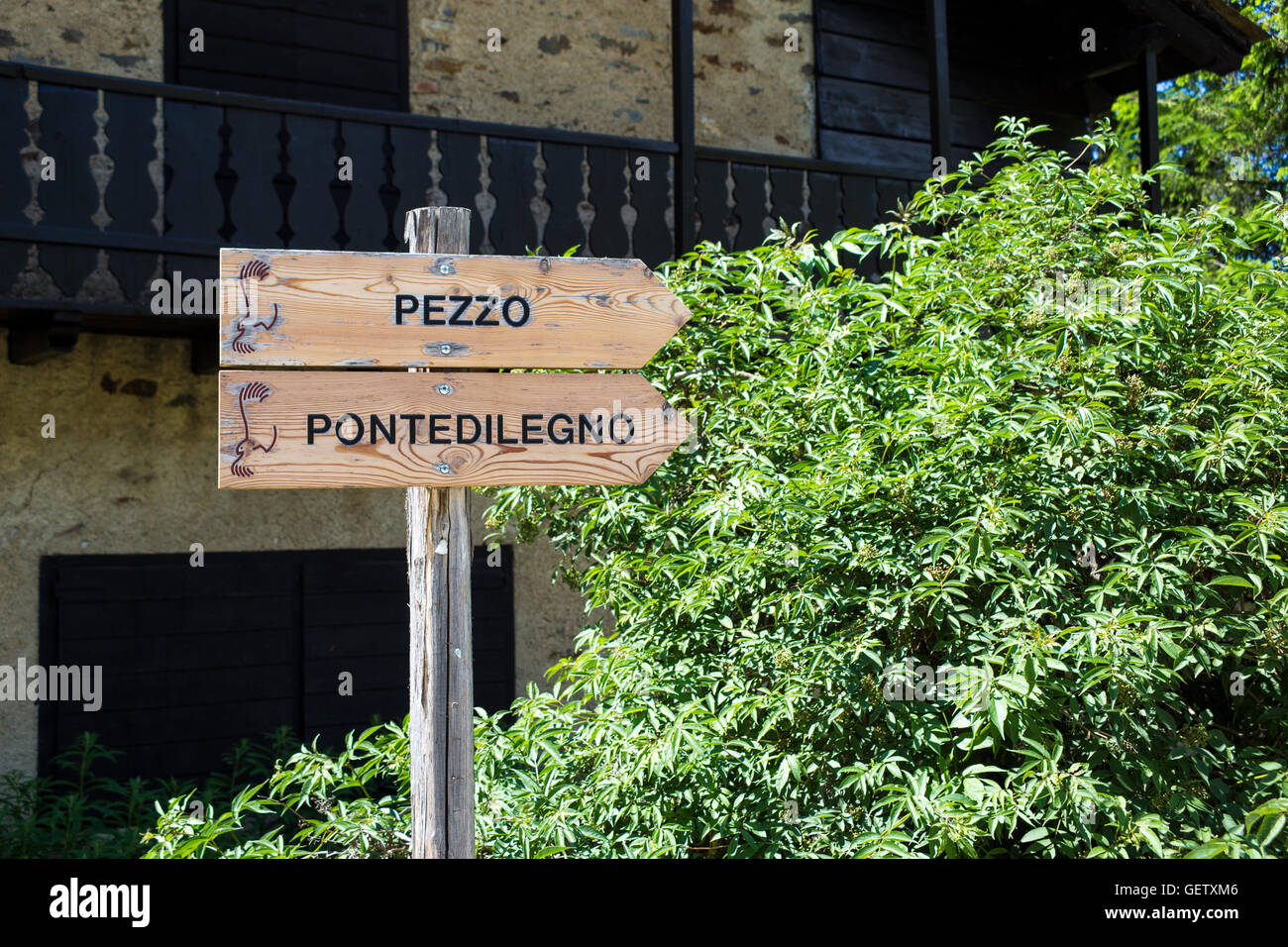 Des panneaux de direction en bois pour Pezzo et Ponte di Legno, Italie Banque D'Images