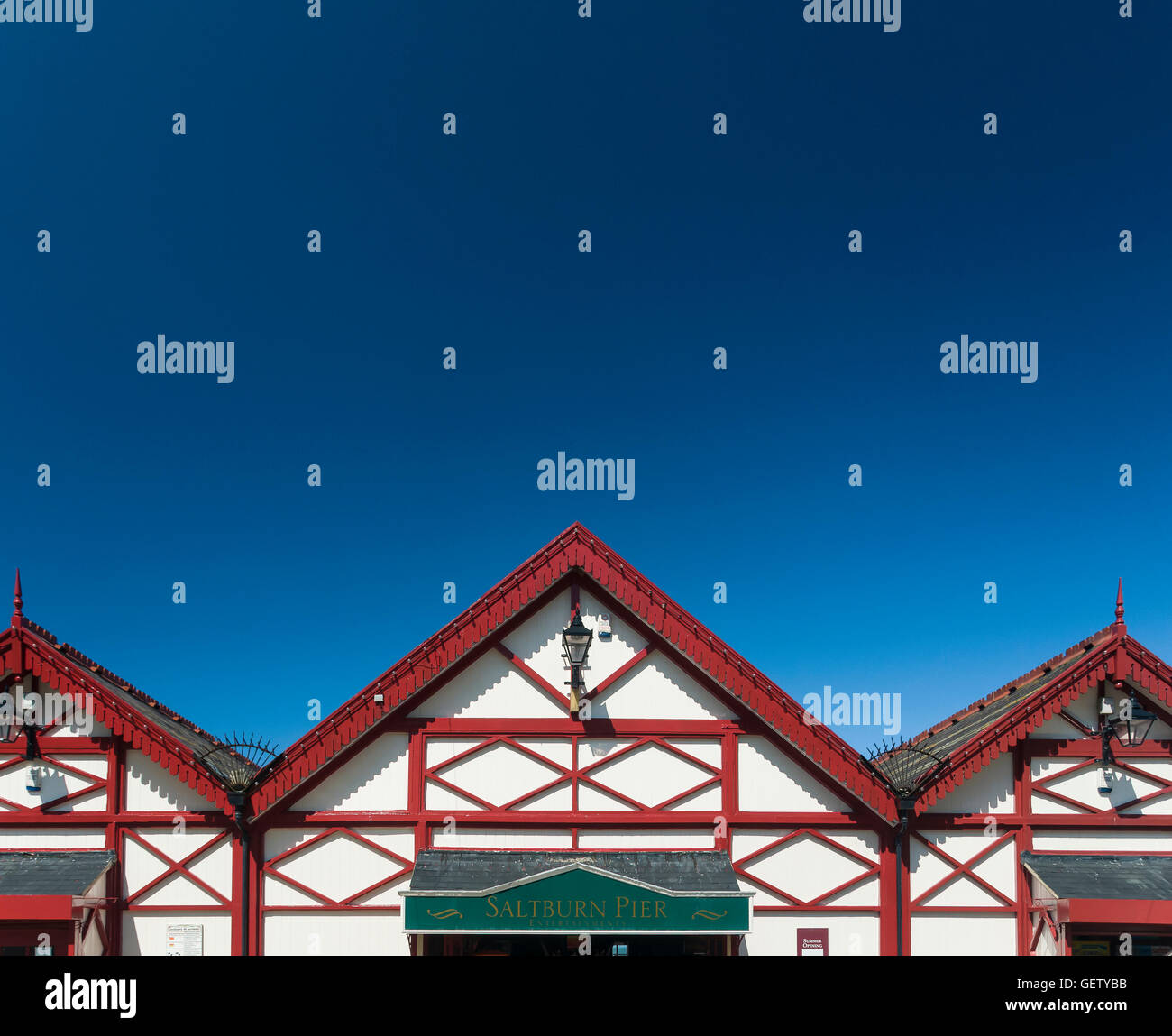 Gros plan du toit au-dessus de l'entrée de Marseille Pier. Banque D'Images