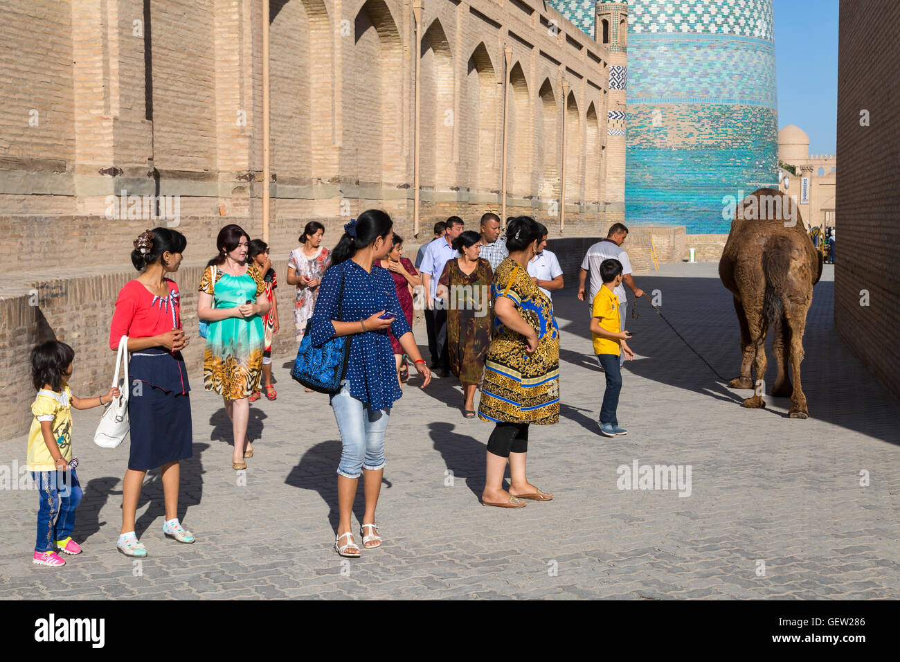 Les gens regardent le chameau à Khiva, en Ouzbékistan. Banque D'Images