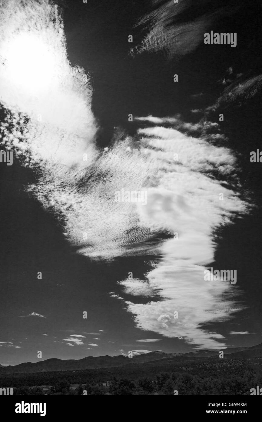 Vue en noir et blanc de nuages inhabituels dans le Colorado, USA Banque D'Images