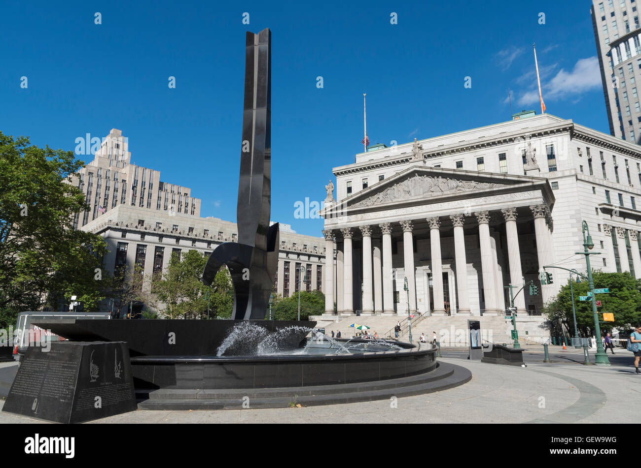 Avis de Foley Square, New York, avec des sculptures de granit noir par Lorenzo le rythme et l'Édifice de la Cour suprême Banque D'Images