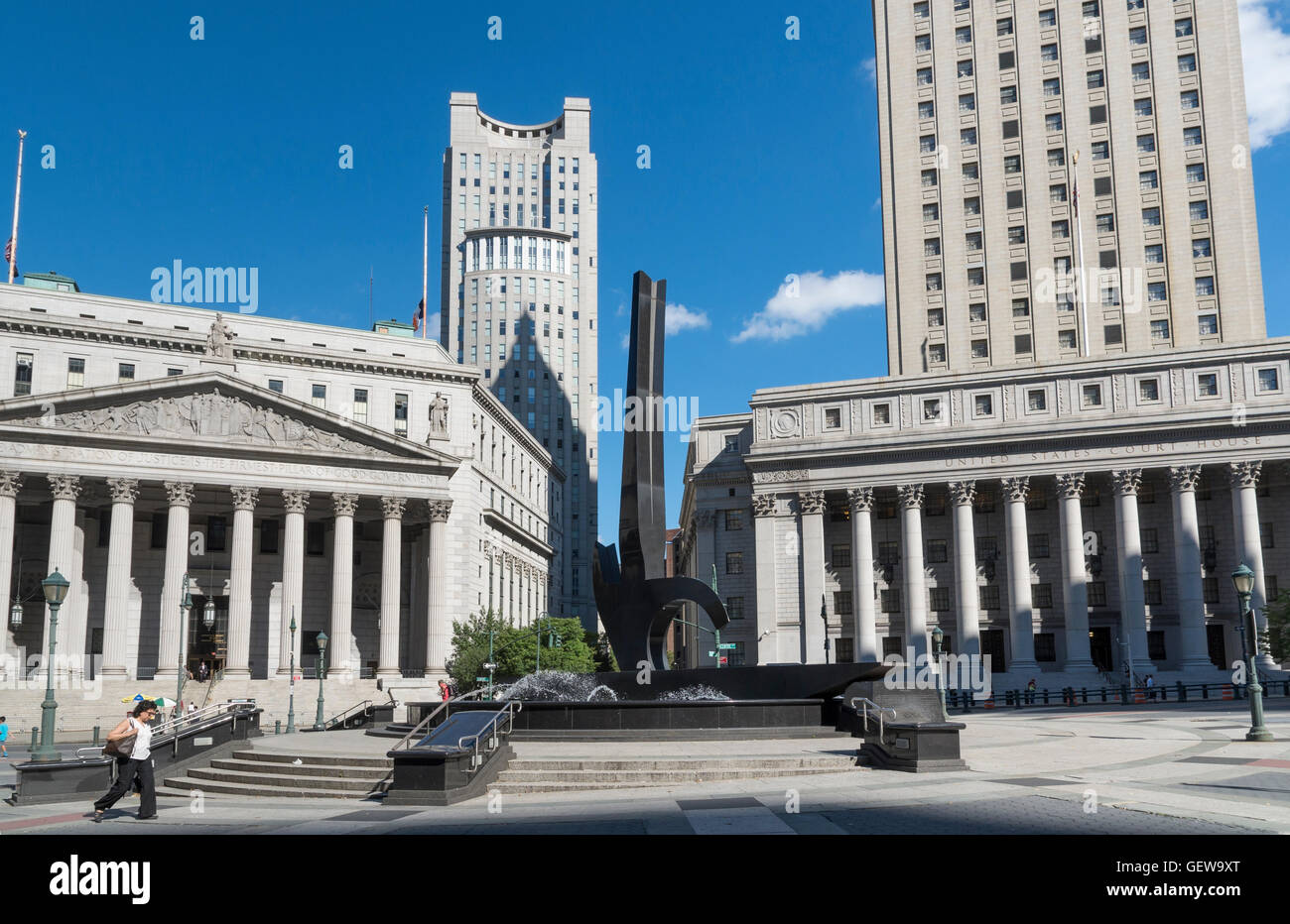 Avis de Foley Square, New York, avec la sculpture, l'Édifice de la Cour suprême, et United States Courthouse Banque D'Images
