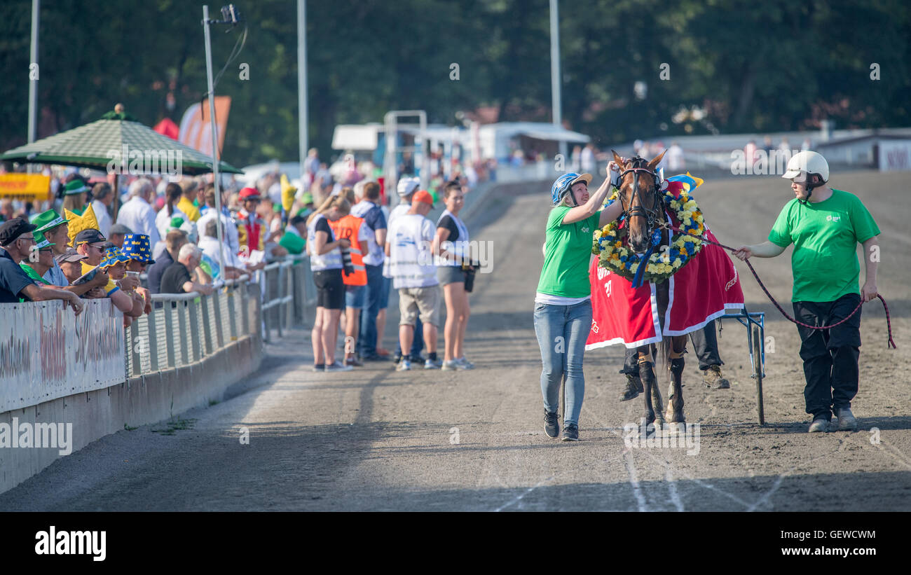 World class trotter Anna Mix a remporté la course d'importance 'Axvalla Löpning' a la session d'été à Axvalla harness racing track Banque D'Images