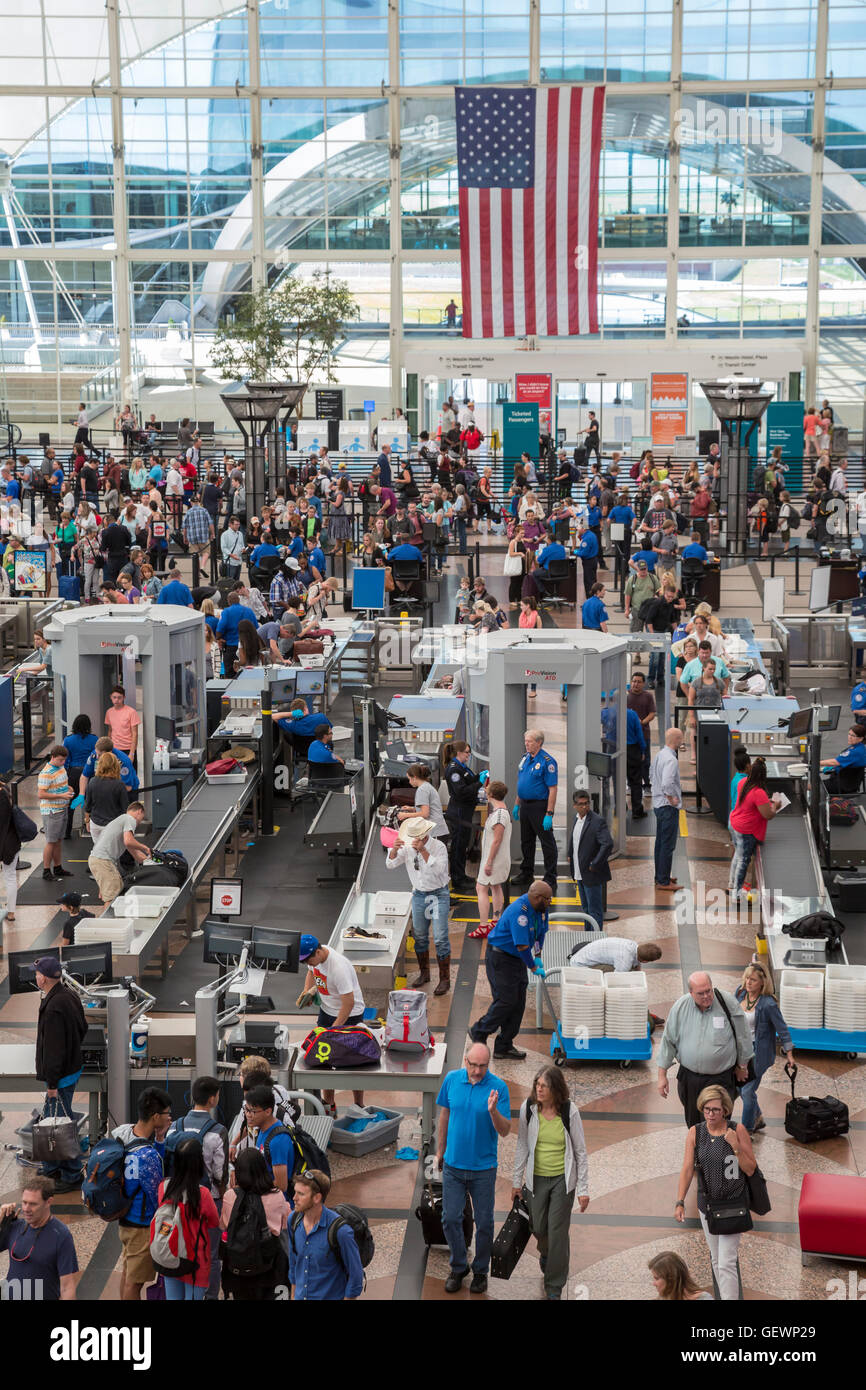 Denver, Colorado - contrôle de sécurité des passagers à l'Aéroport International de Denver. Banque D'Images