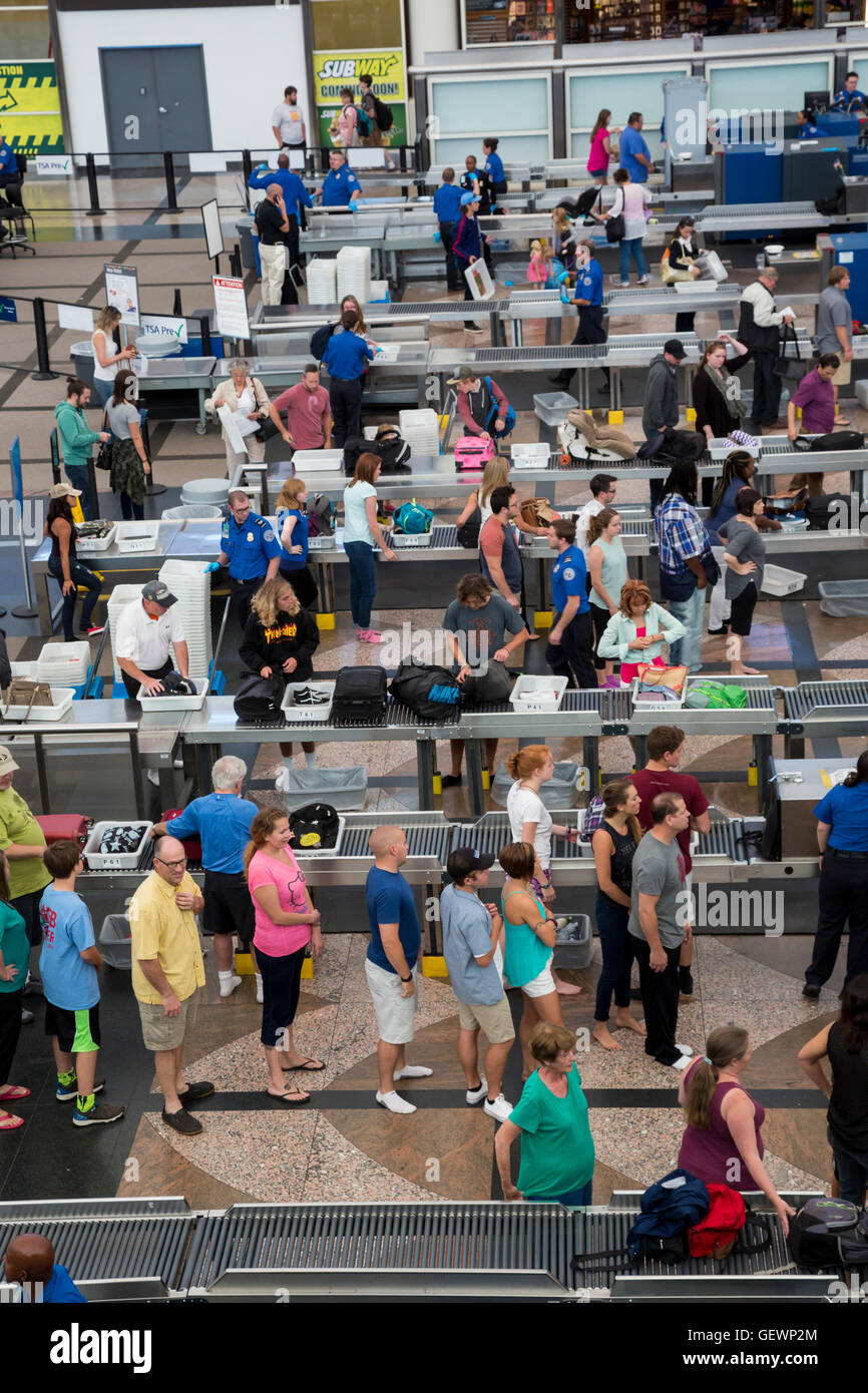 Denver, Colorado - contrôle de sécurité des passagers à l'Aéroport International de Denver. Banque D'Images