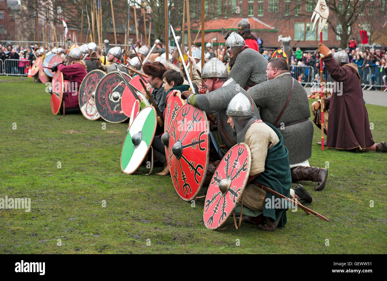Escarmouche entre Vikings et Anglo Saxons au Festival Viking. Banque D'Images