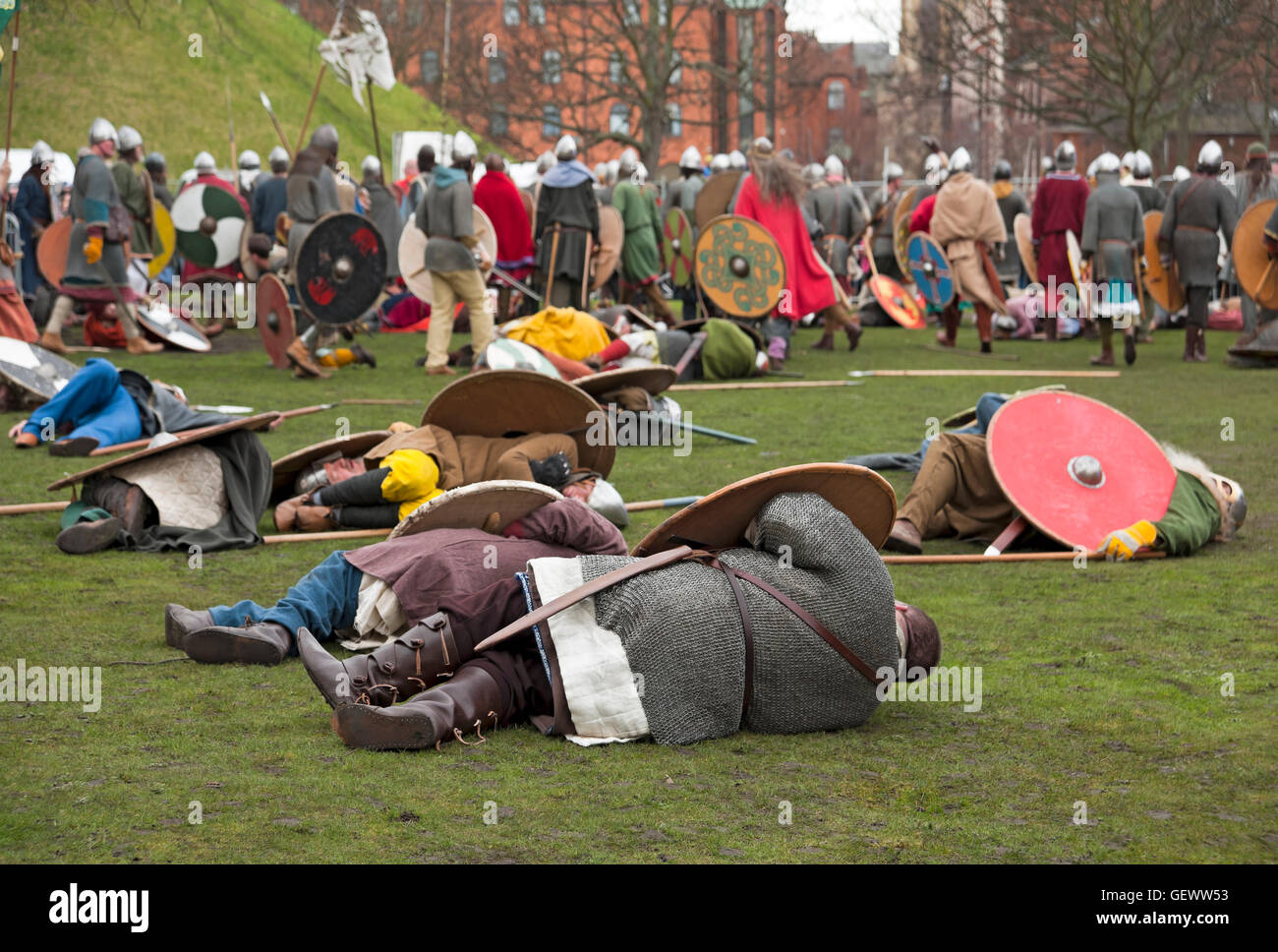 Escarmouche entre Vikings et Anglo Saxons au Festival Viking. Banque D'Images