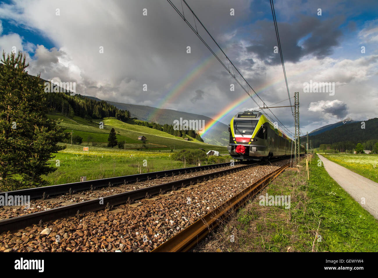 Paysage de montagne avec le train et en arc-en-Val Pusteria ou vallée de Pustertal, Tyrol du Sud, Italie Banque D'Images