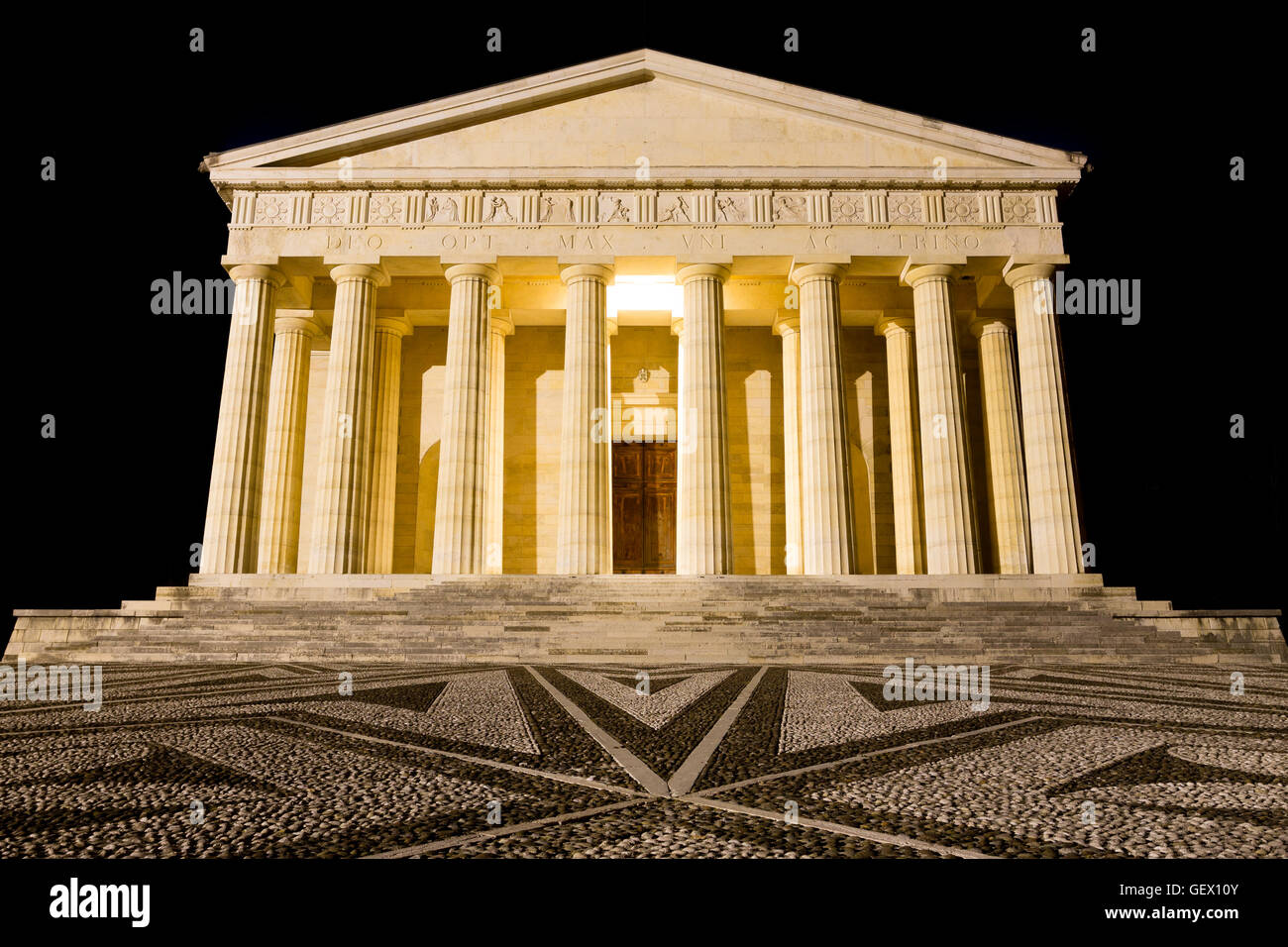 Vue de la nuit de 'Temple de Canova' de 'Possagno', Italie. L'architecture. Le sculpteur Antonio Canova Banque D'Images