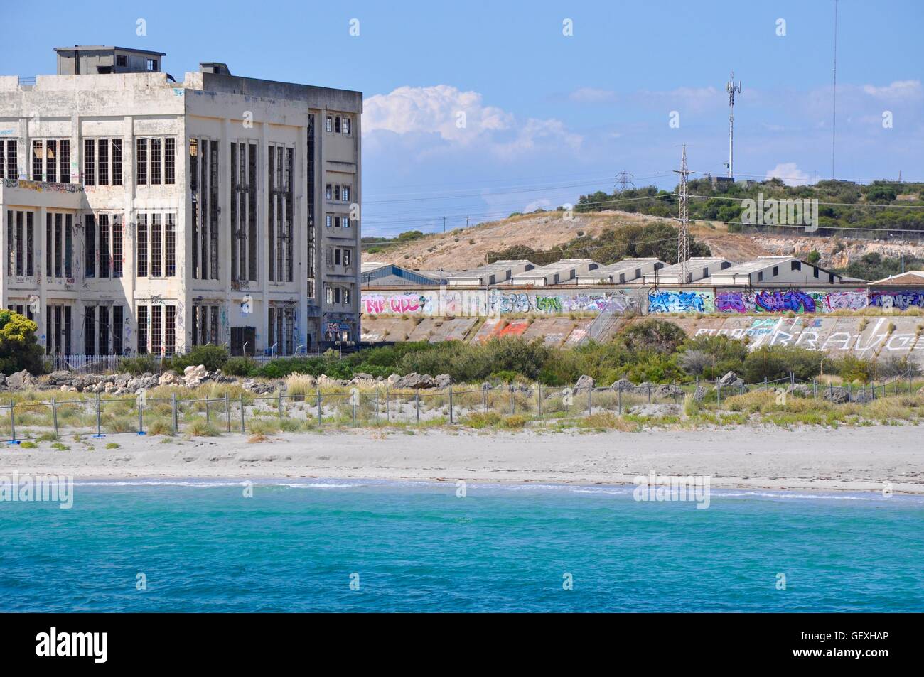 Ancienne maison du pouvoir Fremantle avec l'Océan Indien, les dunes côtières et le marquage sur mur à l'ouest de l'Australie. Banque D'Images