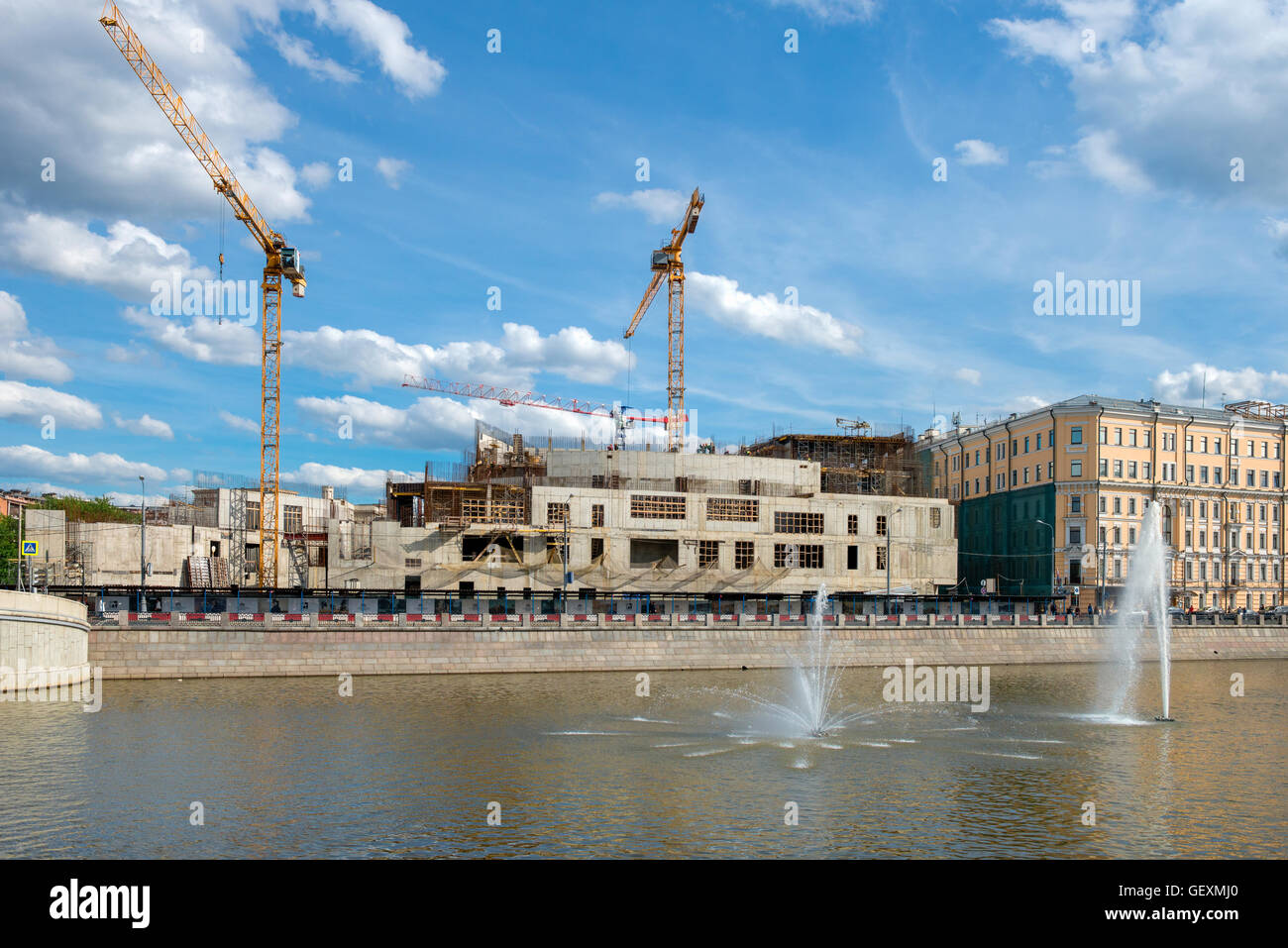 Construction d'un nouveau bâtiment pour la Galerie Tretiakov Kadashevskaya remblai au intersecti Banque D'Images