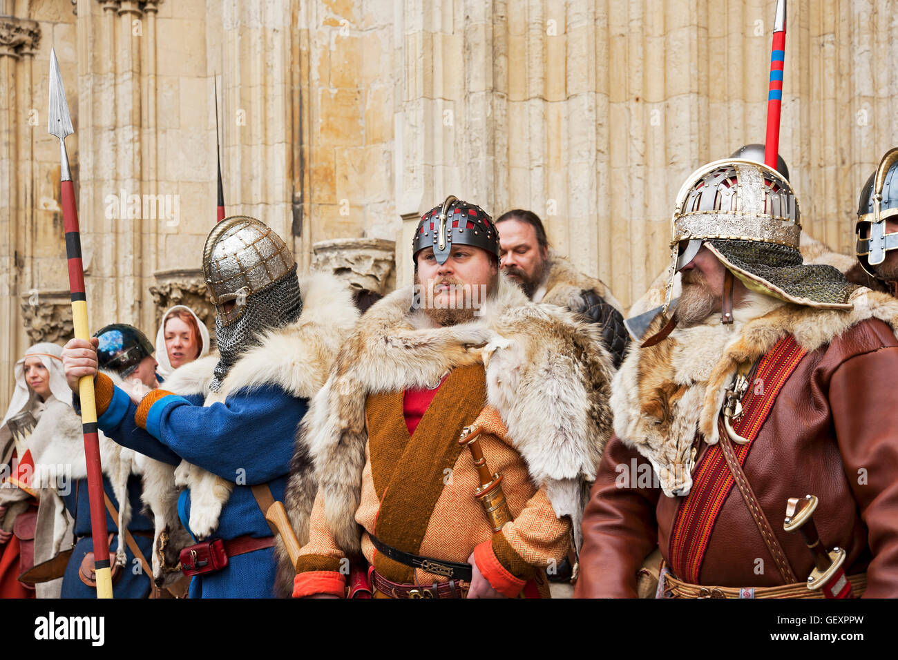 Les gens en costume en dehors de la ministre au cours de l'ère viking Festival. Banque D'Images
