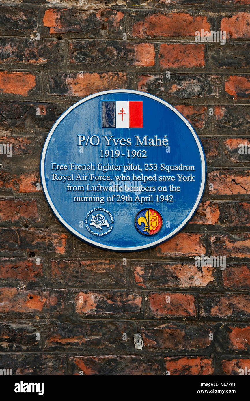 Blue plaque sur le mur pour libérer un pilote de chasse français Yves Mahé. Banque D'Images