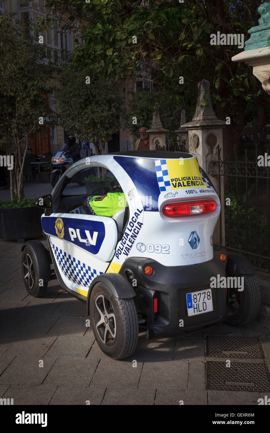 Une Renault Twizy utilisé par la police locale à Valence pour patrouiller les zones piétonnières. Banque D'Images