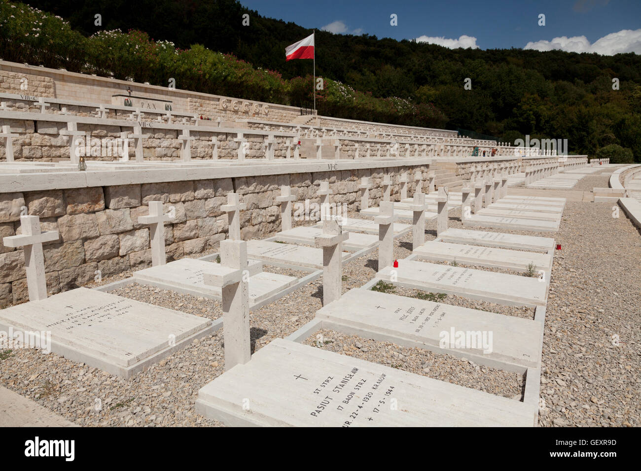 Des rangées de soldats tombes avec des croix à la cimetière polonais à Monte Cassino. Banque D'Images