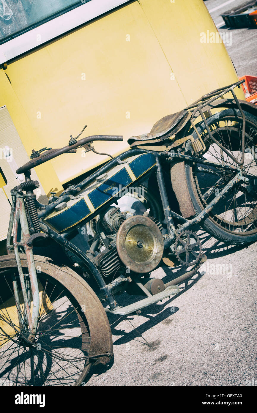 Motorcycle restoration Banque de photographies et d'images à haute  résolution - Alamy