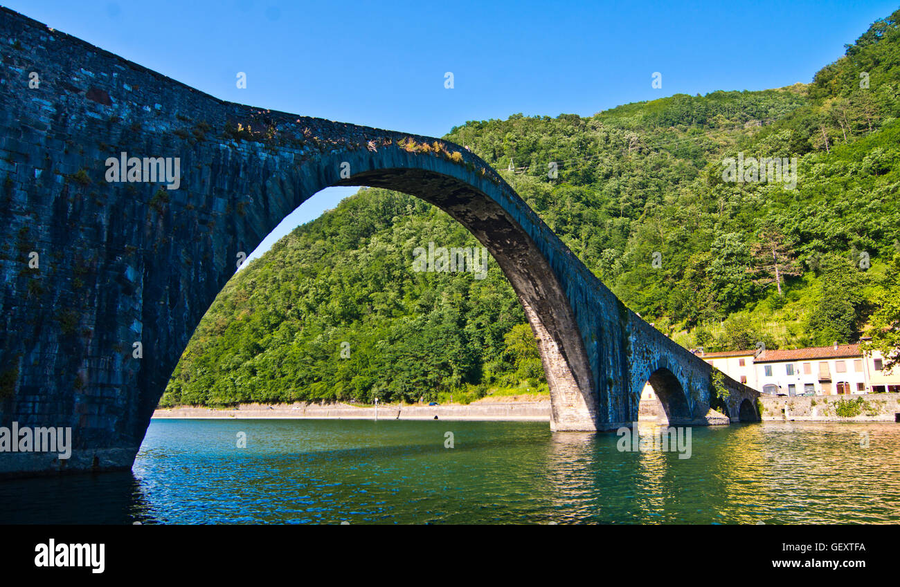 Le célèbre pont à quatre arches de différentes tailles, avec un cinquième de l'arc de fer, qui est situé en Toscane, Italie Banque D'Images