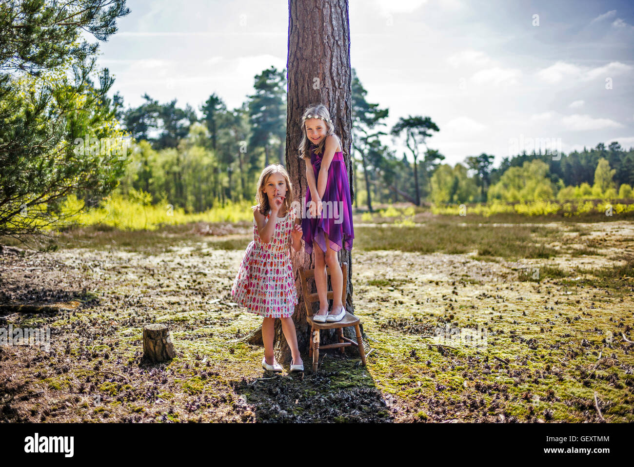 Deux sœurs jouant dans les bois. Banque D'Images