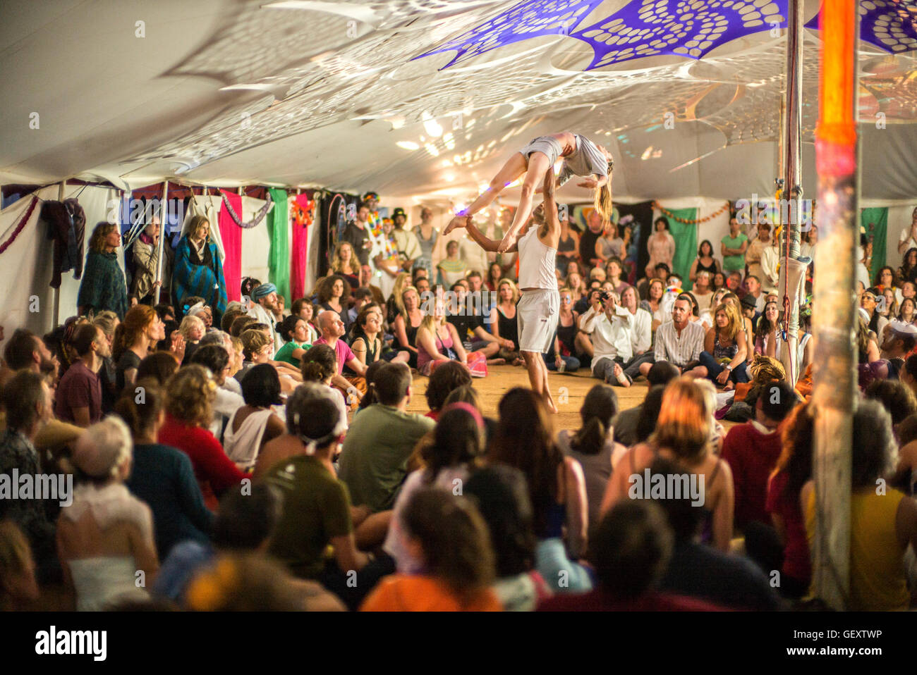 Les gens qui regardent une performance dans une tente à au Festival Colorfest au St Giles House dans le Dorset. Banque D'Images