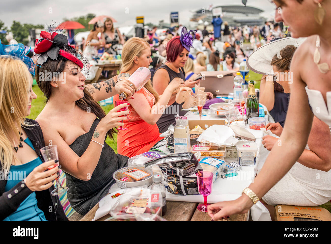 Profitant de la foule Mesdames journée à l''hippodrome d''Ascot. Banque D'Images