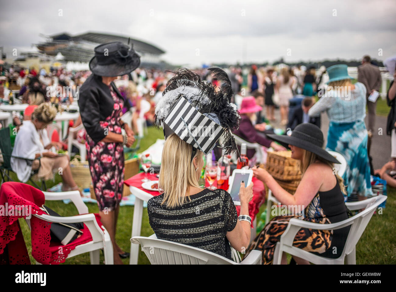 Profitant de la foule Mesdames journée à l''hippodrome d''Ascot. Banque D'Images