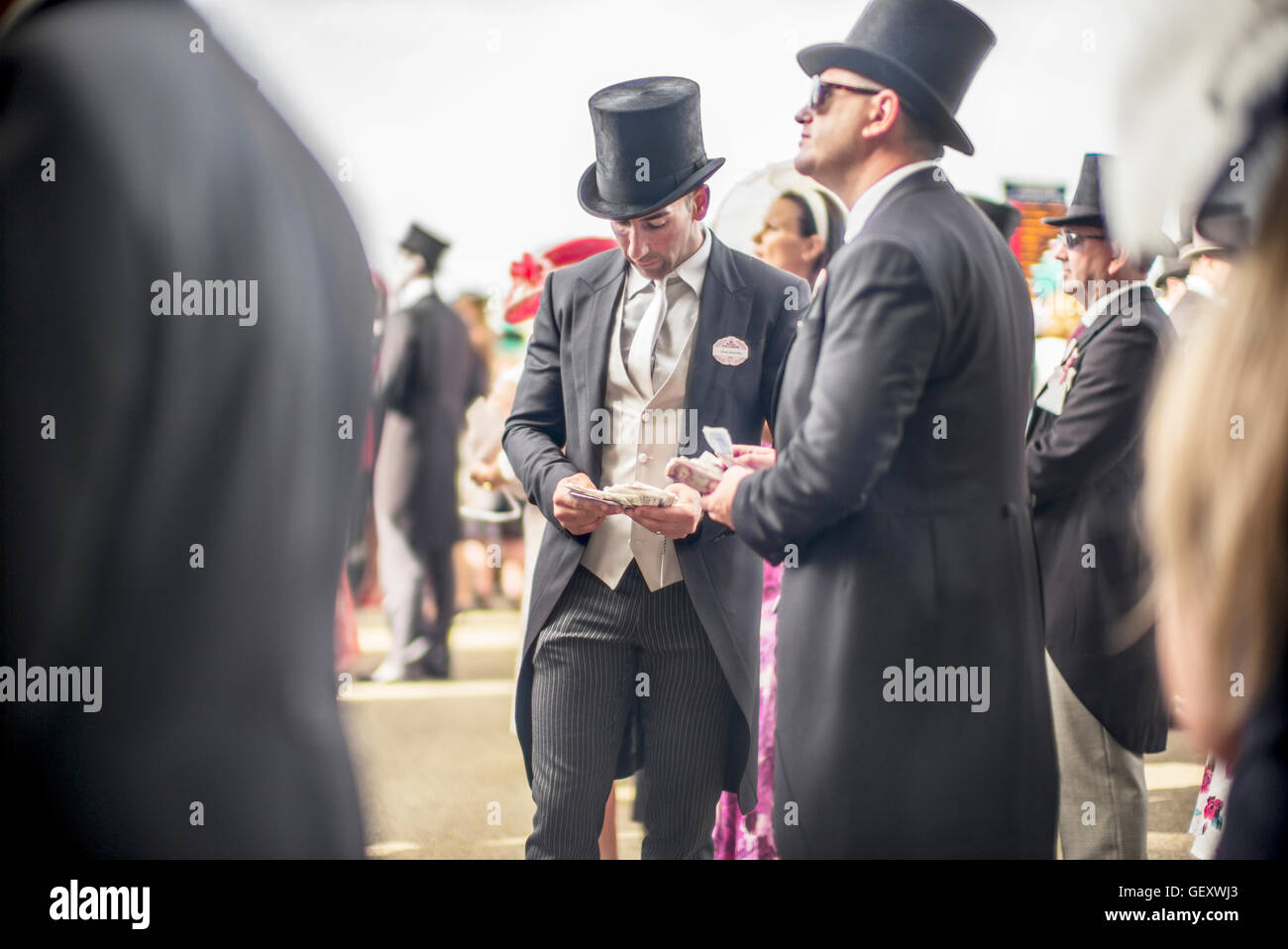 Contrôle du formulaire à Mesdames journée à l''hippodrome d''Ascot. Banque D'Images