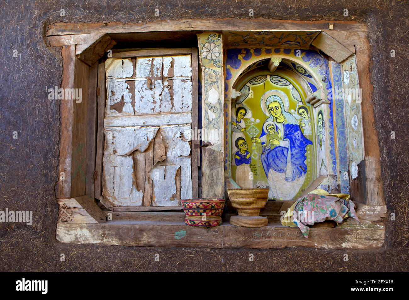 Les murales dans l'intérieur de la 16e siècle monastère chrétien et l'église de Maryam Azuwa par Lac Tana en Ethiopie. Banque D'Images