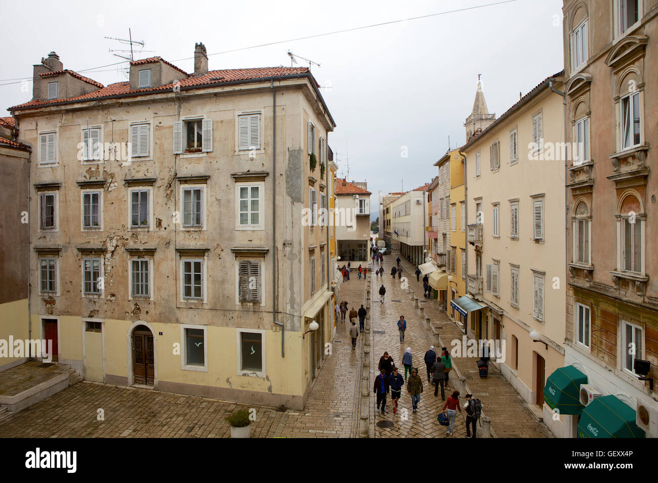 Un jour nuageux gris dans la vieille ville de Zadar. Banque D'Images