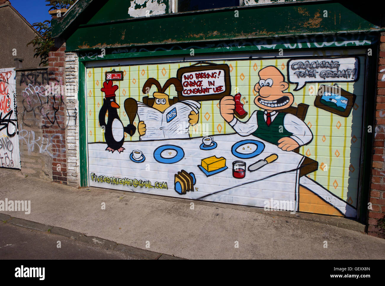 Wallace et Gromit représenté dans un graffiti sur une porte de garage à Bristol. Banque D'Images