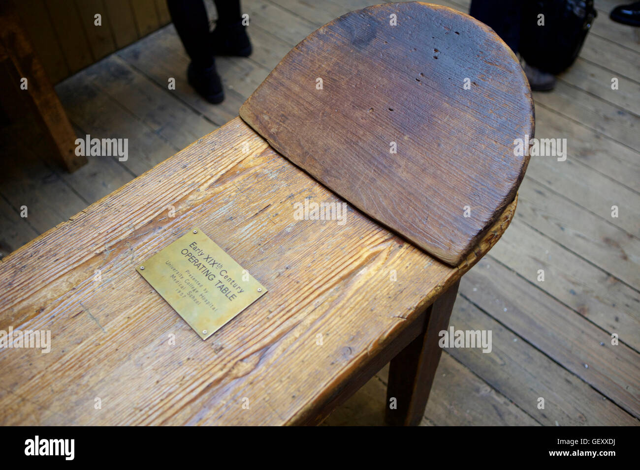 Une vieille table d'opération dans l'exploitation de l'ancien Musée du théâtre. Banque D'Images