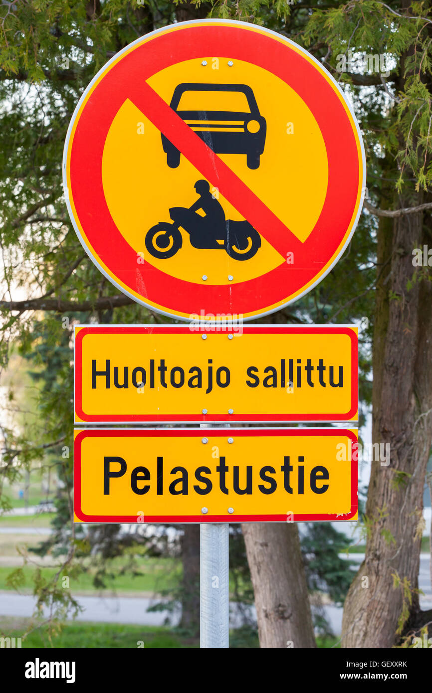 Rouge et jaune ronde européenne signe de la circulation, le passage des véhicules et motos est interdite Banque D'Images