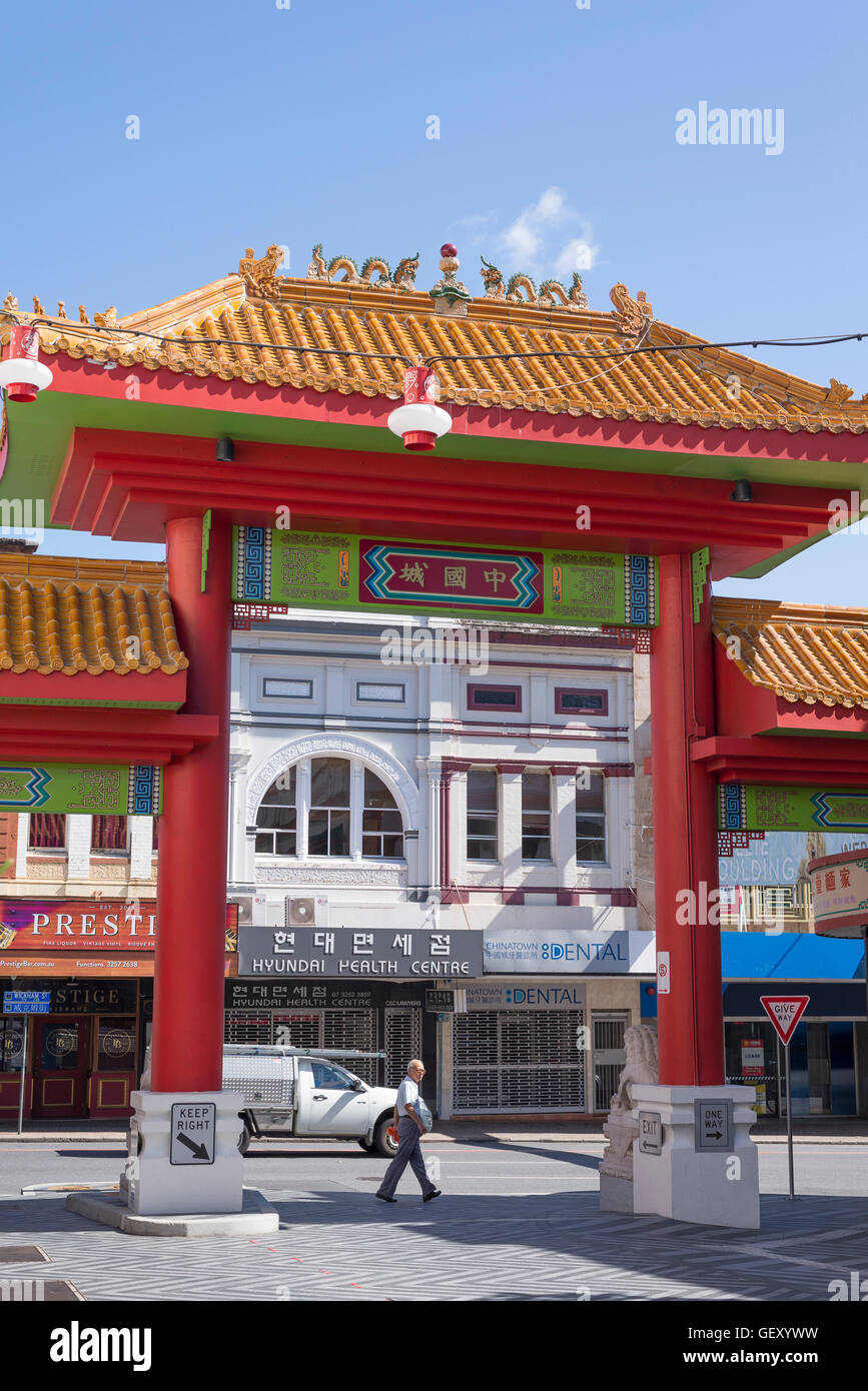 La porte dans le quartier chinois de Brisbane. Banque D'Images