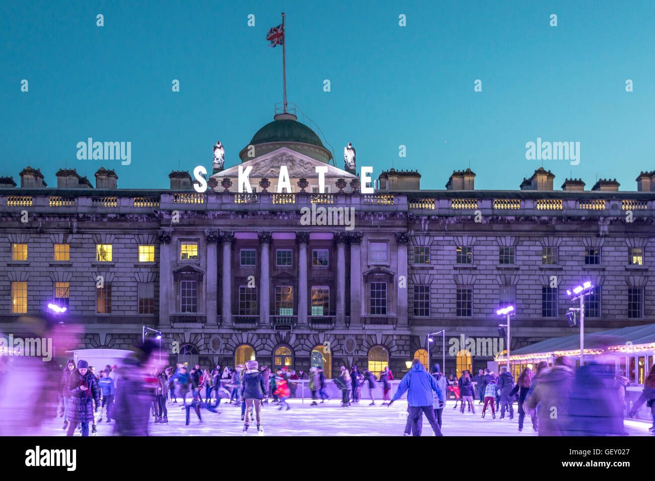 Patineurs sur glace à Somerset House. Banque D'Images