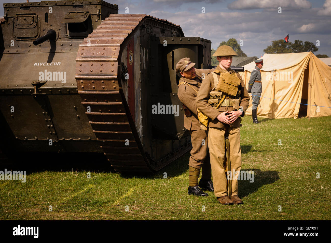 Posant devant un N17 Niveleur WW1 Tank Mk lV réplique sur le 6e congrès annuel de l'Ops combiné Show. Banque D'Images