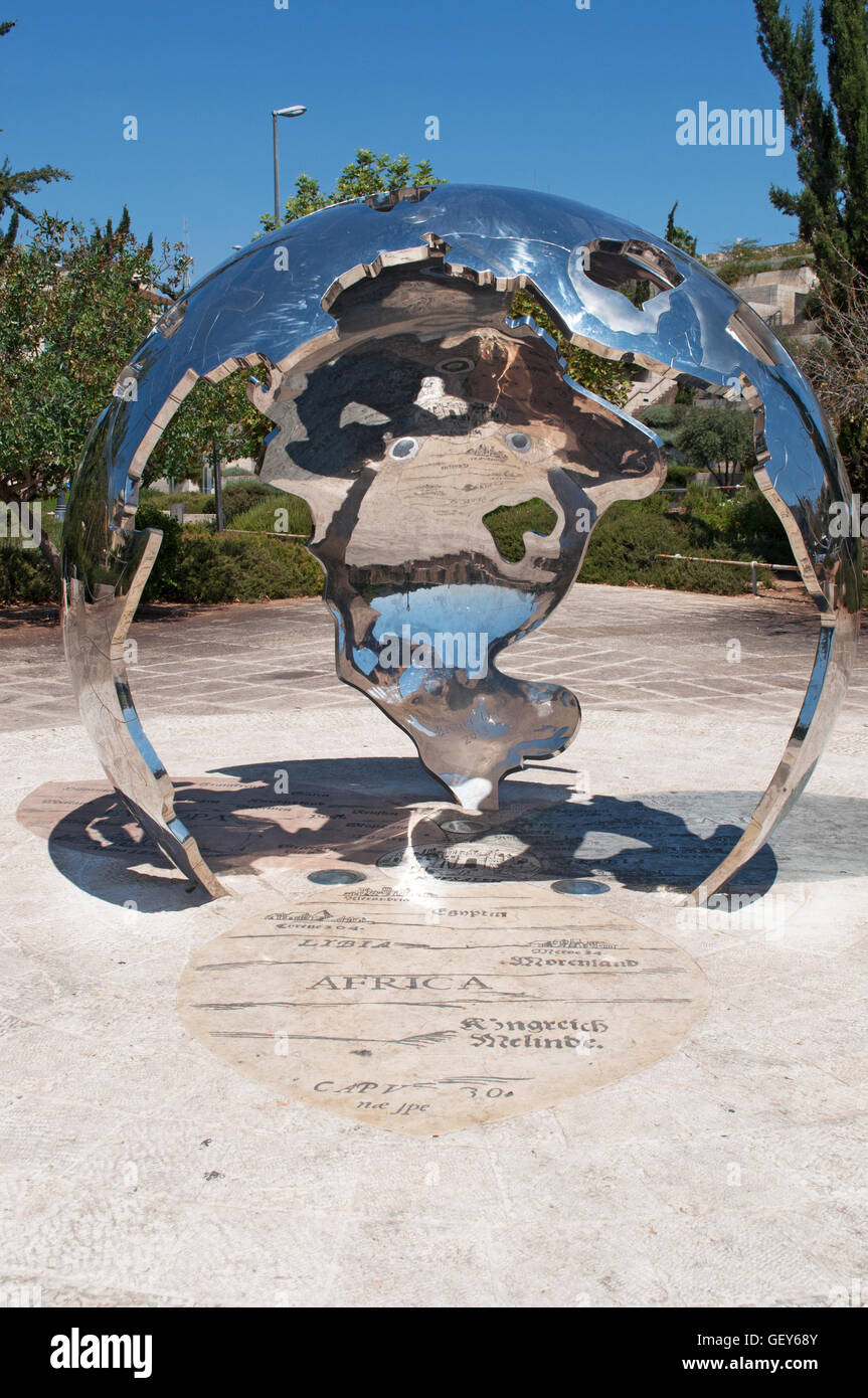 Jérusalem : la sculpture Centre du Monde par David Breuer-Weil dans Parc Teddy Kollek, représentant Jérusalem au centre de 3 continents Banque D'Images