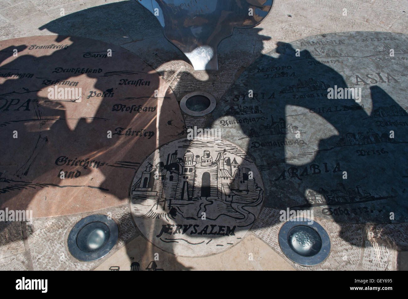 Jérusalem : la sculpture Centre du Monde par David Breuer-Weil dans Parc Teddy Kollek, représentant Jérusalem au centre de 3 continents Banque D'Images