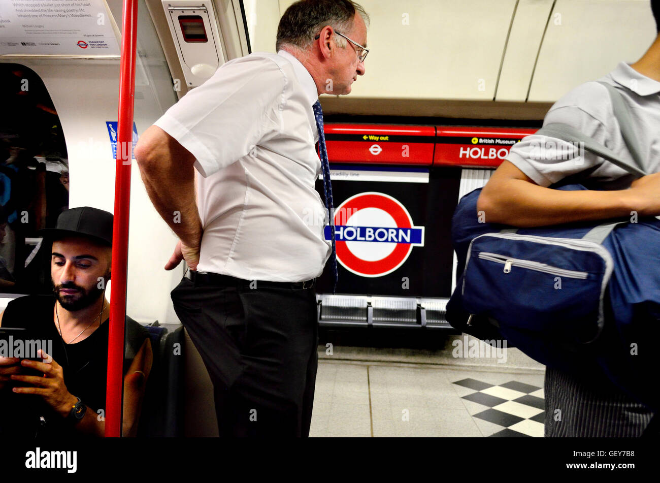 Londres, Angleterre, Royaume-Uni. Passager d'un train à la station de métro Holborn Banque D'Images