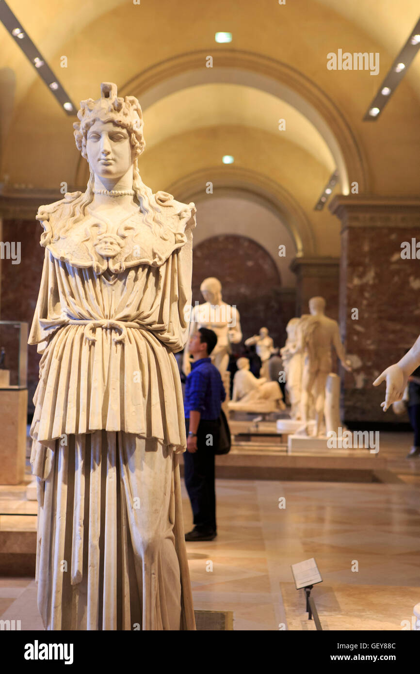 Des statues de la Grèce antique à l'affiche au Musée du Louvre à Paris, France. Banque D'Images
