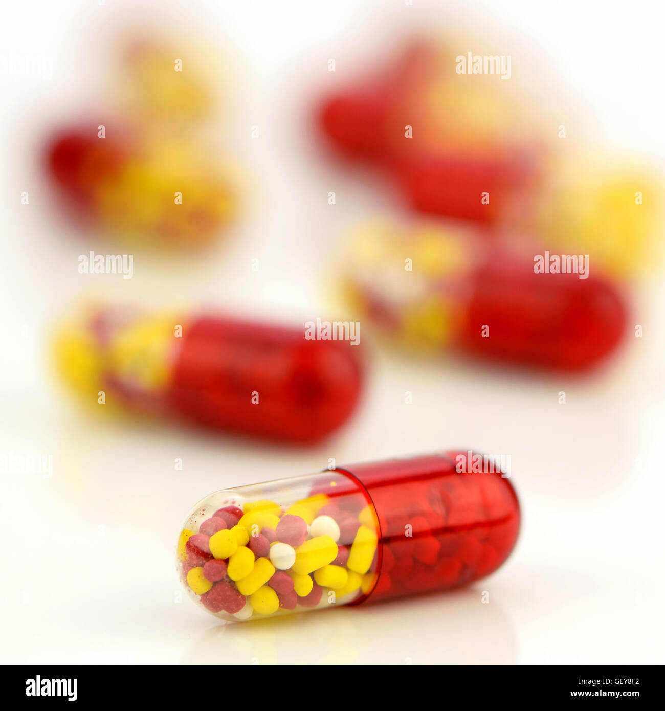 Des médicaments oraux colorés sur fond blanc. Banque D'Images