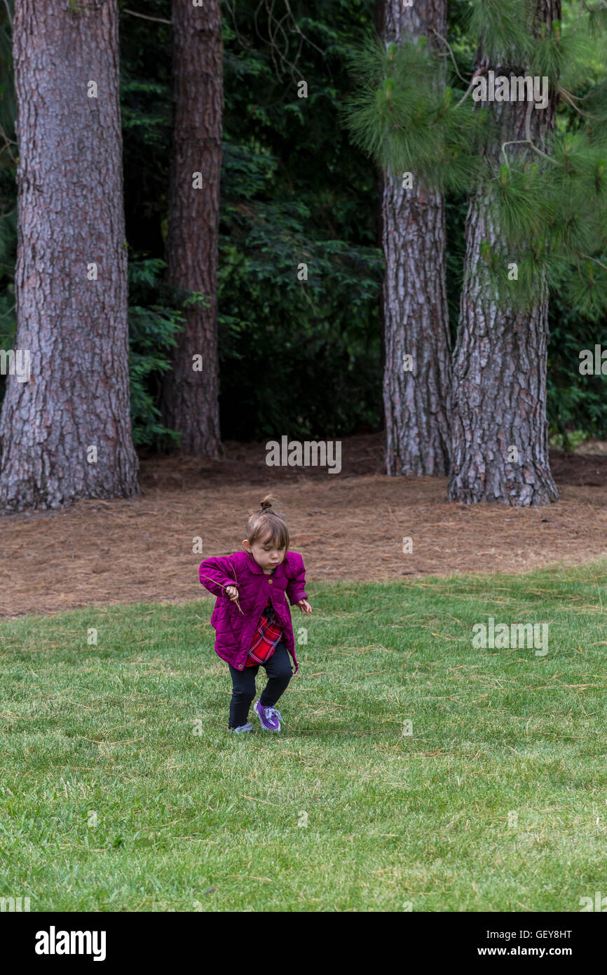 Jeune fille, fille, courant dans l'herbe, Sonoma State University, ville, Rohnert Park, dans le Comté de Sonoma, en Californie Banque D'Images