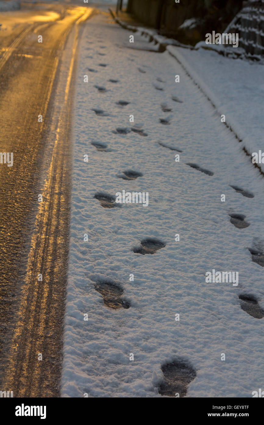 Rues vides dans un village enneigé Banque D'Images