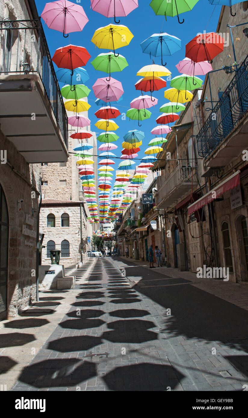 Jérusalem : parasols colorés accroché sur Yoel Moshe Rue Salomon pour les  parapluies Street Projet promu par l'Autorité de développement de Jérusalem  Photo Stock - Alamy