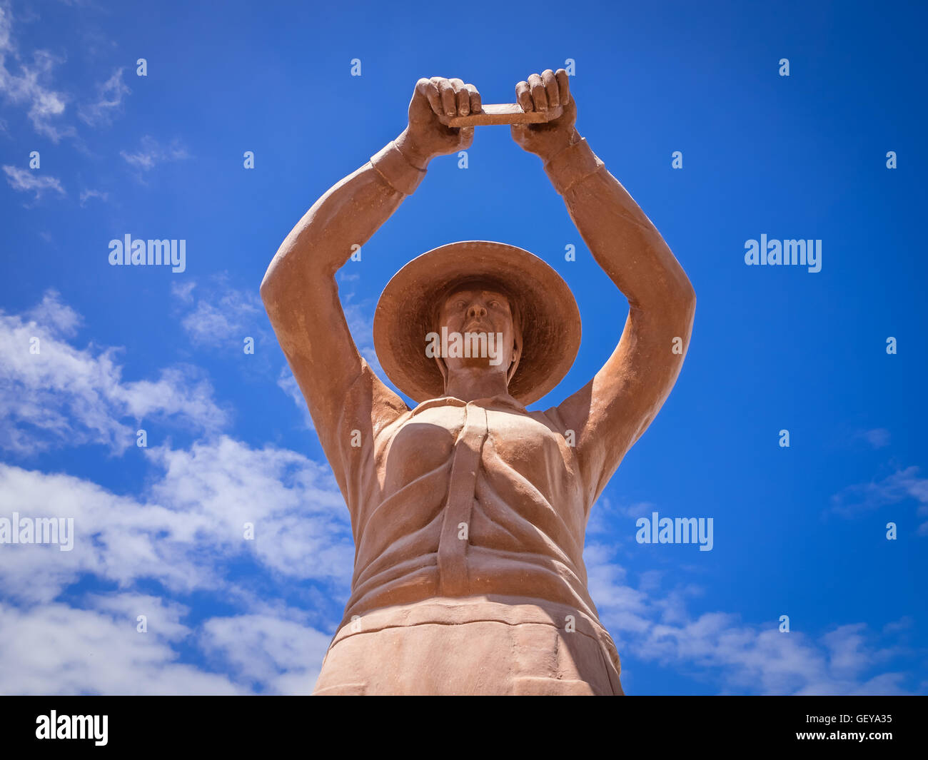 Sculpture d'une femme tenant un poisson, Corralejo, Fuerteventura, îles Canaries, Espagne Banque D'Images