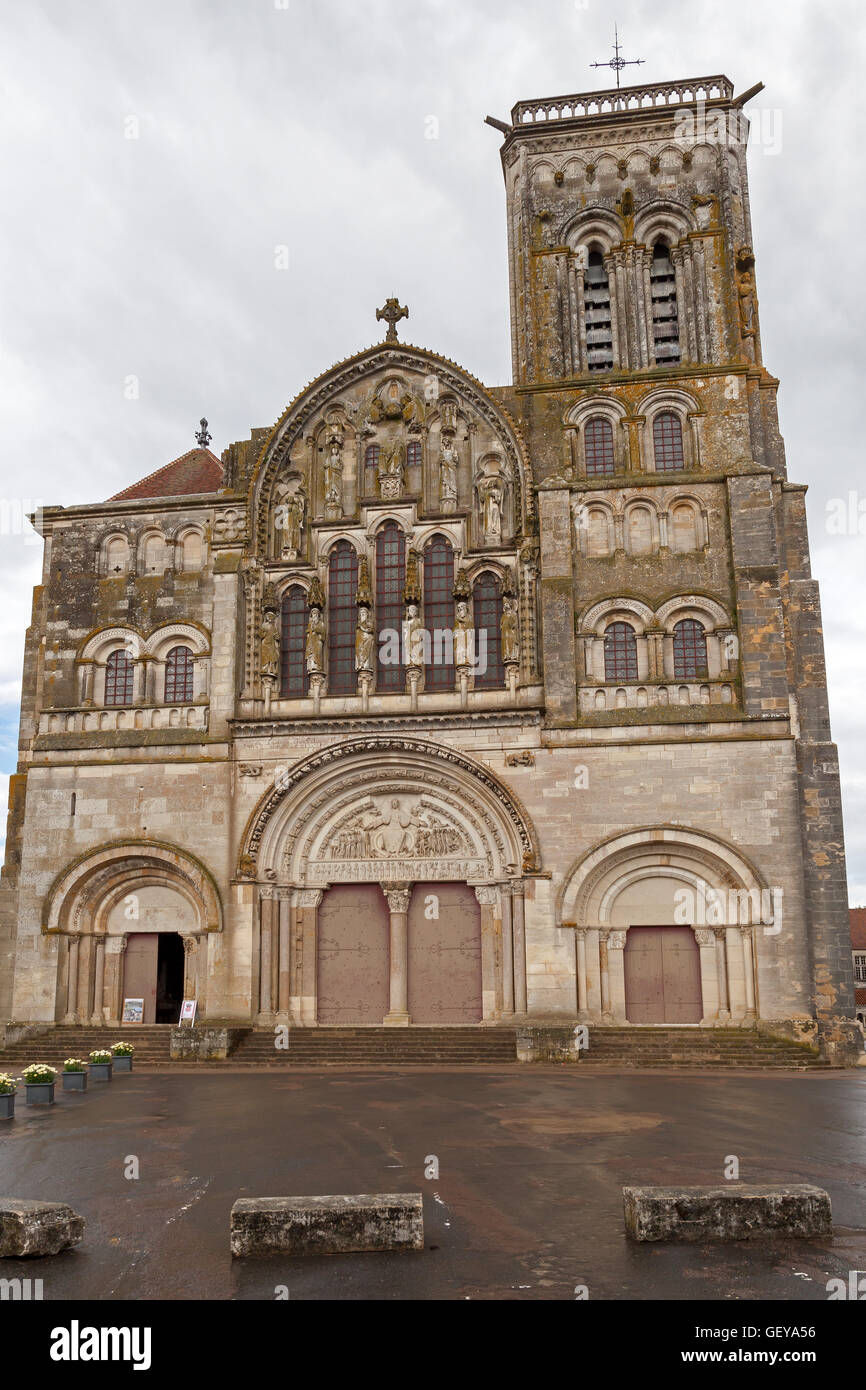 Basilique Ste Marie-Madeleine domine, Vézelay. Banque D'Images