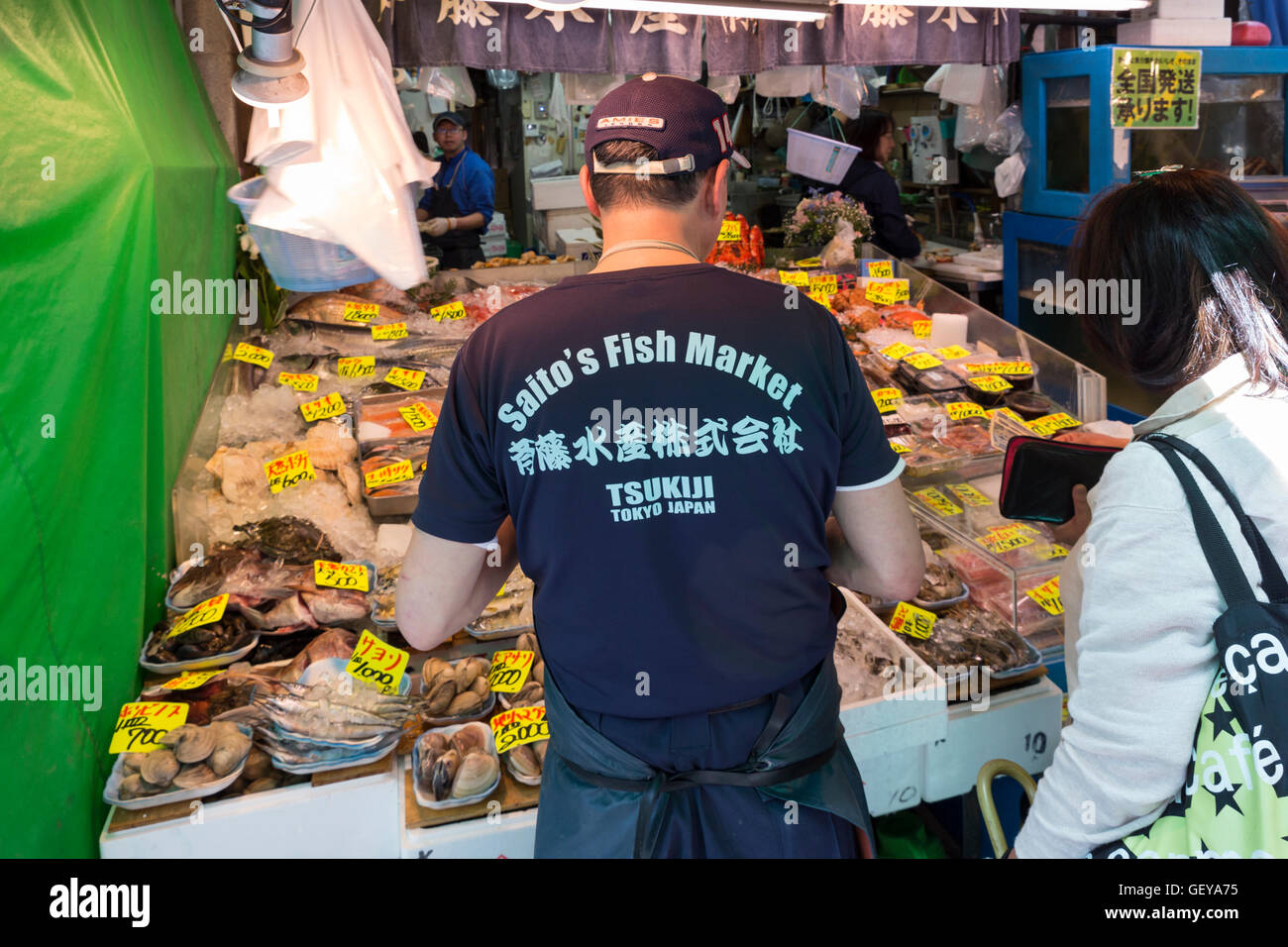 Le marché extérieur au marché aux poissons de Tsukiji à Tokyo, Japon. Affichage des fruits de mer frais, épices, outils de cuisine et ingrédients Banque D'Images