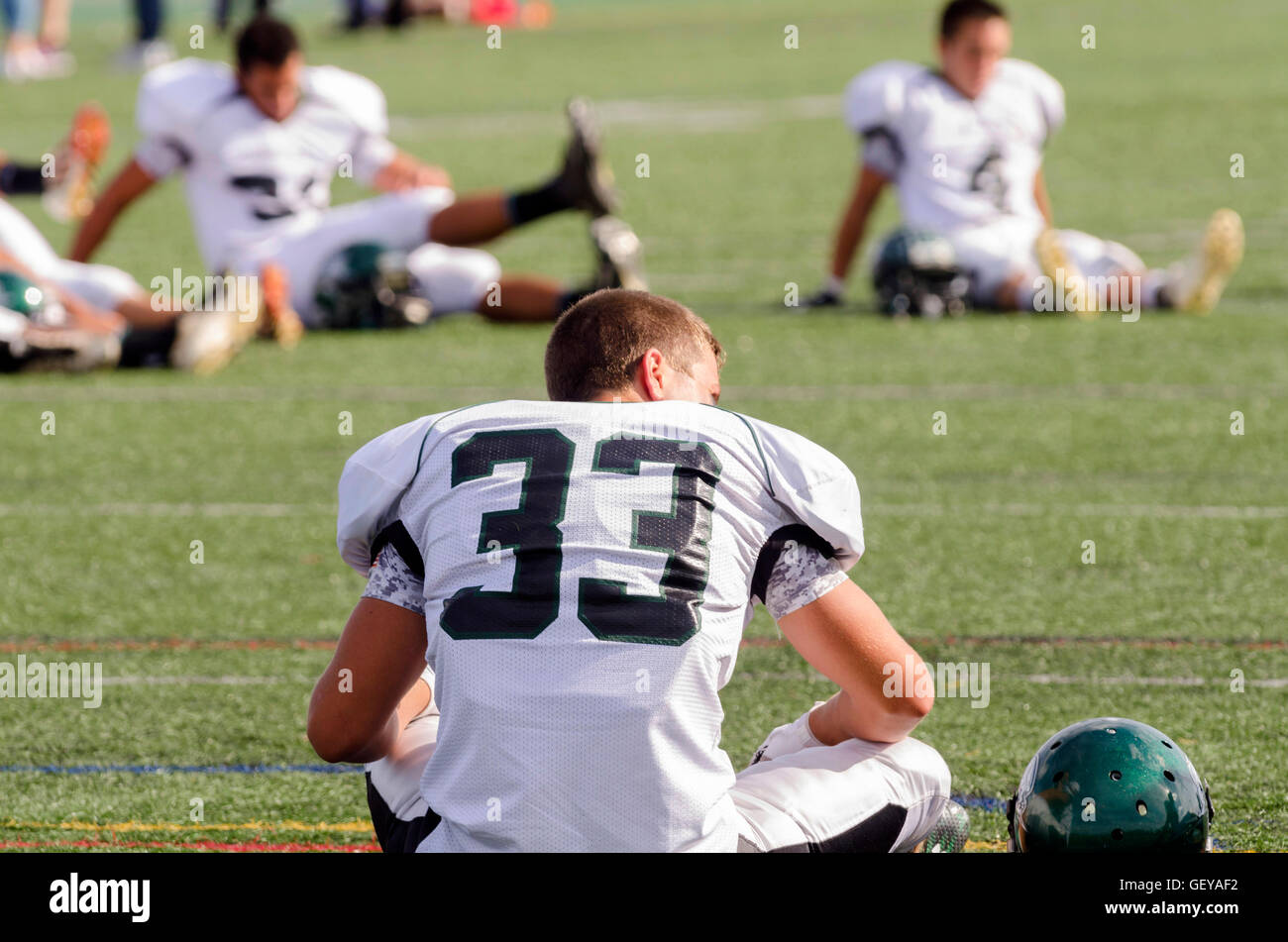 Les joueurs de football de préchauffage Banque D'Images