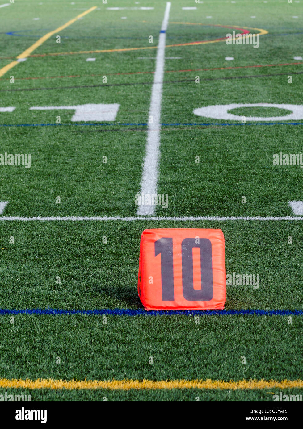 10 cour ligne marqueur sur le terrain de football Banque D'Images